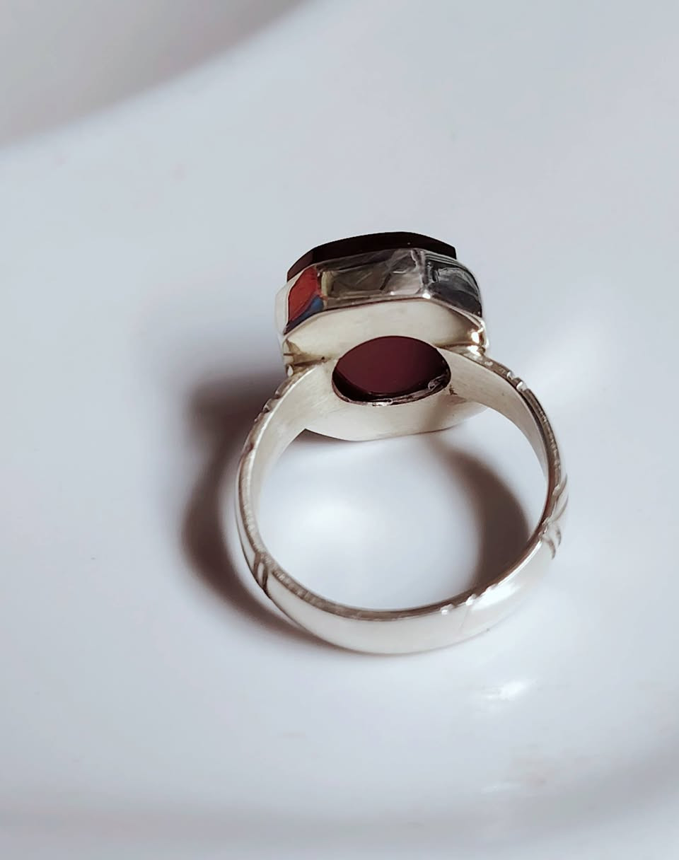 اللهم صل على محمد وال محمد 
خاتم من حجر العقيق اليماني الطبيعي الكرزي
صياغه ثقيلة وجميلة فضه عيار ٩٢٥
يوجد توصيل إلى جميع المحافظات
التواصل ع الخاص او ع الواتساب ***********
