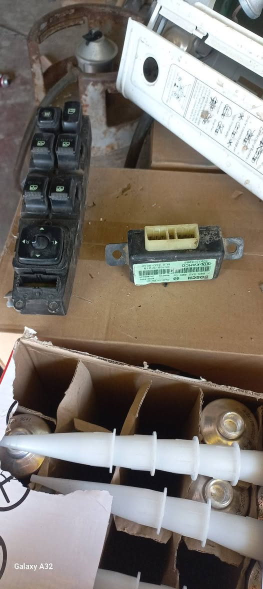 السلام عليكم عندي غراض سيارة أوبرس للبيع ***********
