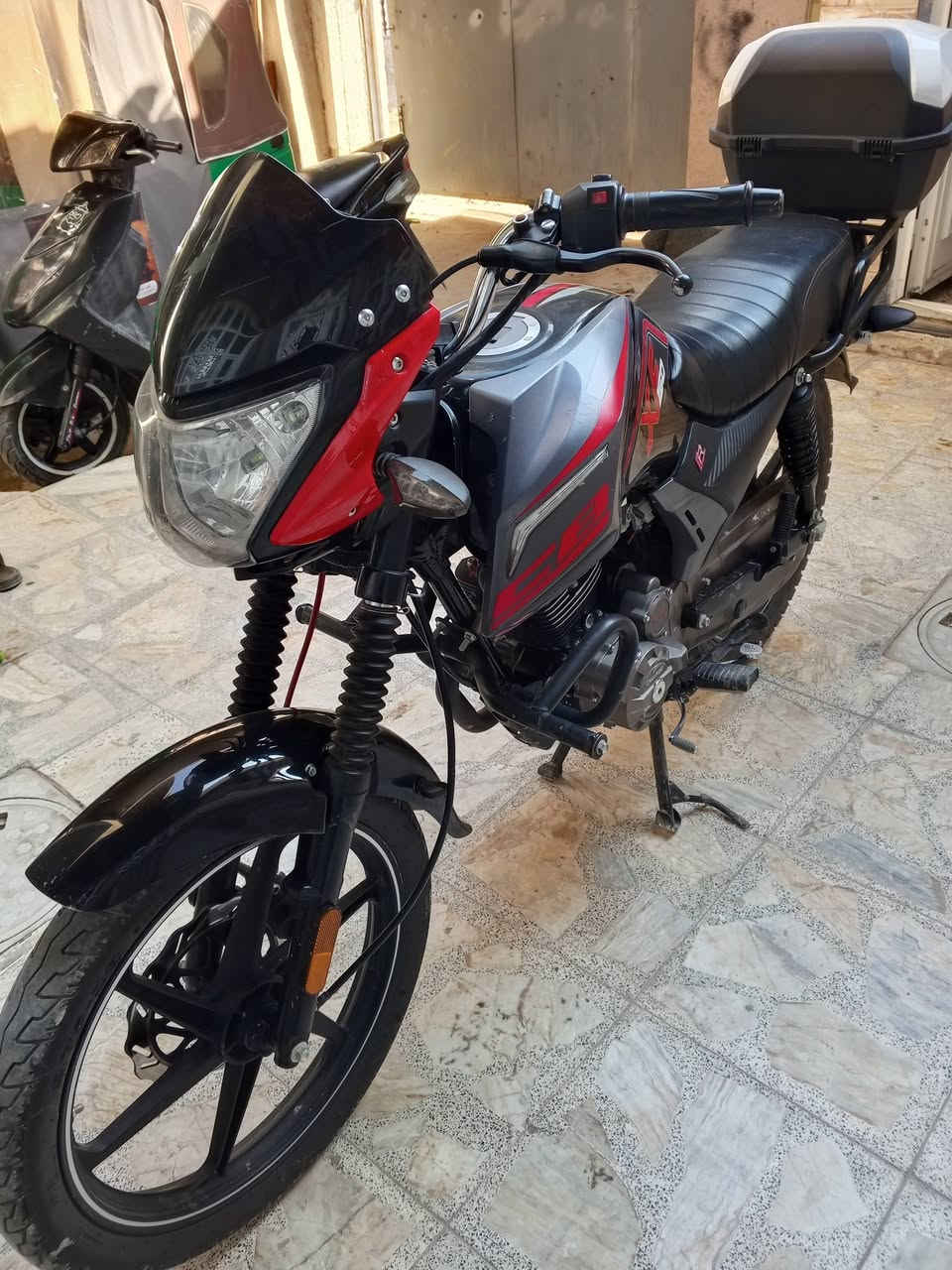 شاينك 2025 كفالة عامة 
ماشي 15 الف مكينة 150 مامفتوحة ناعمة 
تايرتها جدد كهربائيات كلها شغالة مناقصها شي
سعرها 1050 وبيها مجال 
مكاني بغداد الغزاليه شارع الضغط 
***********
