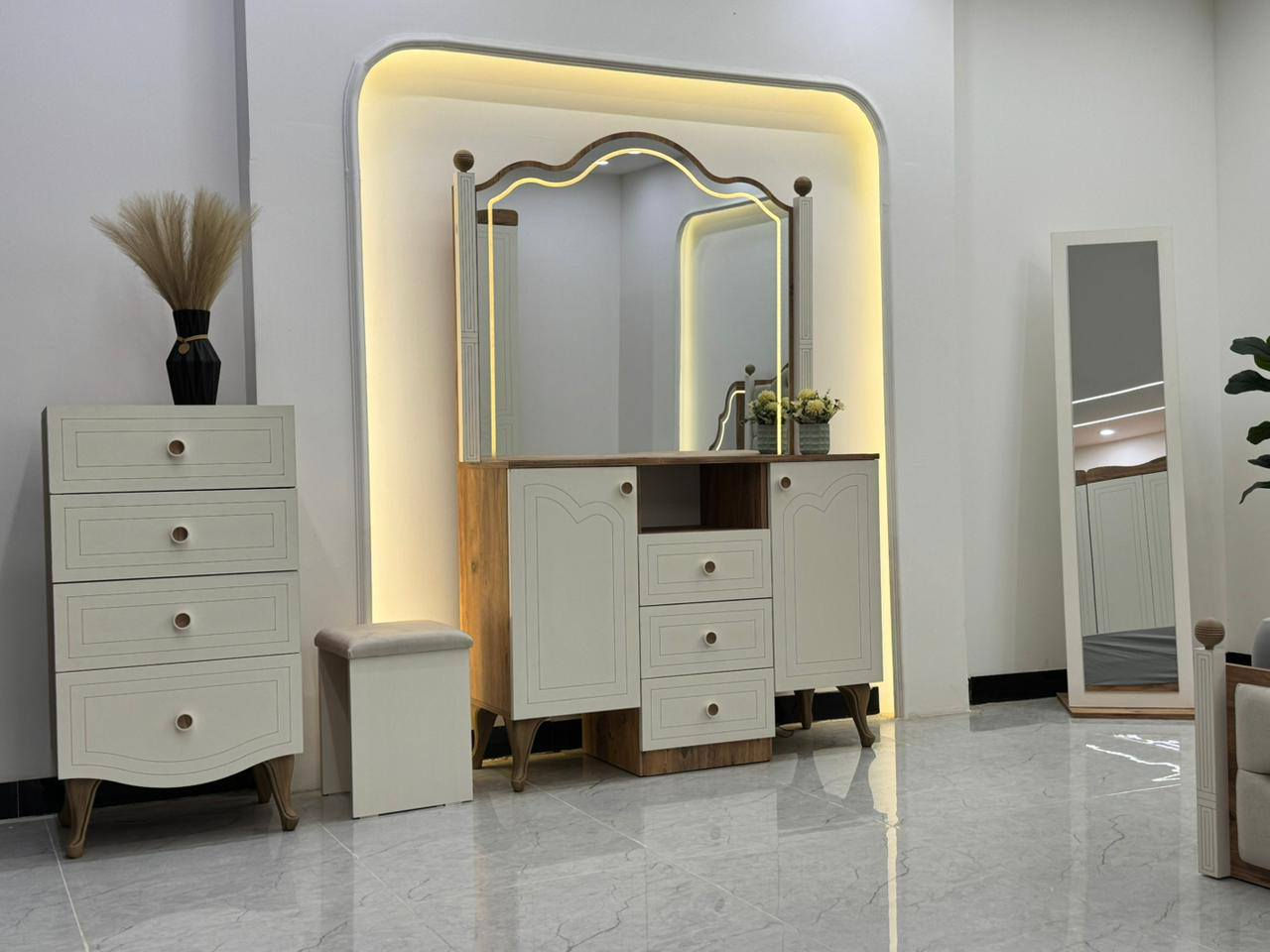 غرف نوم تركي 9 قطع 
كنتور 8ابواب طول الكنتور 3 متر و 20 سم 
ضهر بلوك 8ملم 
برغي وجوي حديد يعني فتح وشد شكد ما تريد الجربايه وي الكومديات 3 متر 
السرير مخزن جكات هيدروليك
السعر مليون و 650 الف فقط 
للحجز والاستفسار راسلونا وات ساب 
 ***********
 البصره
نقل وشد داخل مركز البصره مجاني توجد خدمه توصيل للاقضيه والنواحي والمحافظات الجنوبيه بأسعار مناسبة ملاحظه ما تدفع اي مبلغ قبل لا تنشد وتكمل ابيتك عليكم بس تنزيل الكراتين من السياره لداخل البيت
