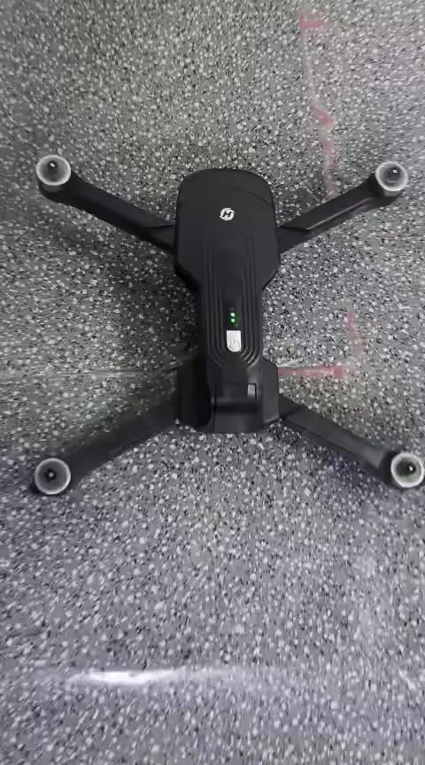 درون hs175موصفات احترافيه كامره 4k تتزود برام.  كامل ملحقات بطاريتين ب125الف. مع توصيل. *********** اي استفسار.
