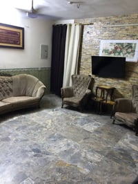 طقم ٨ مقاعد • نظيف • يحتاج غسيل