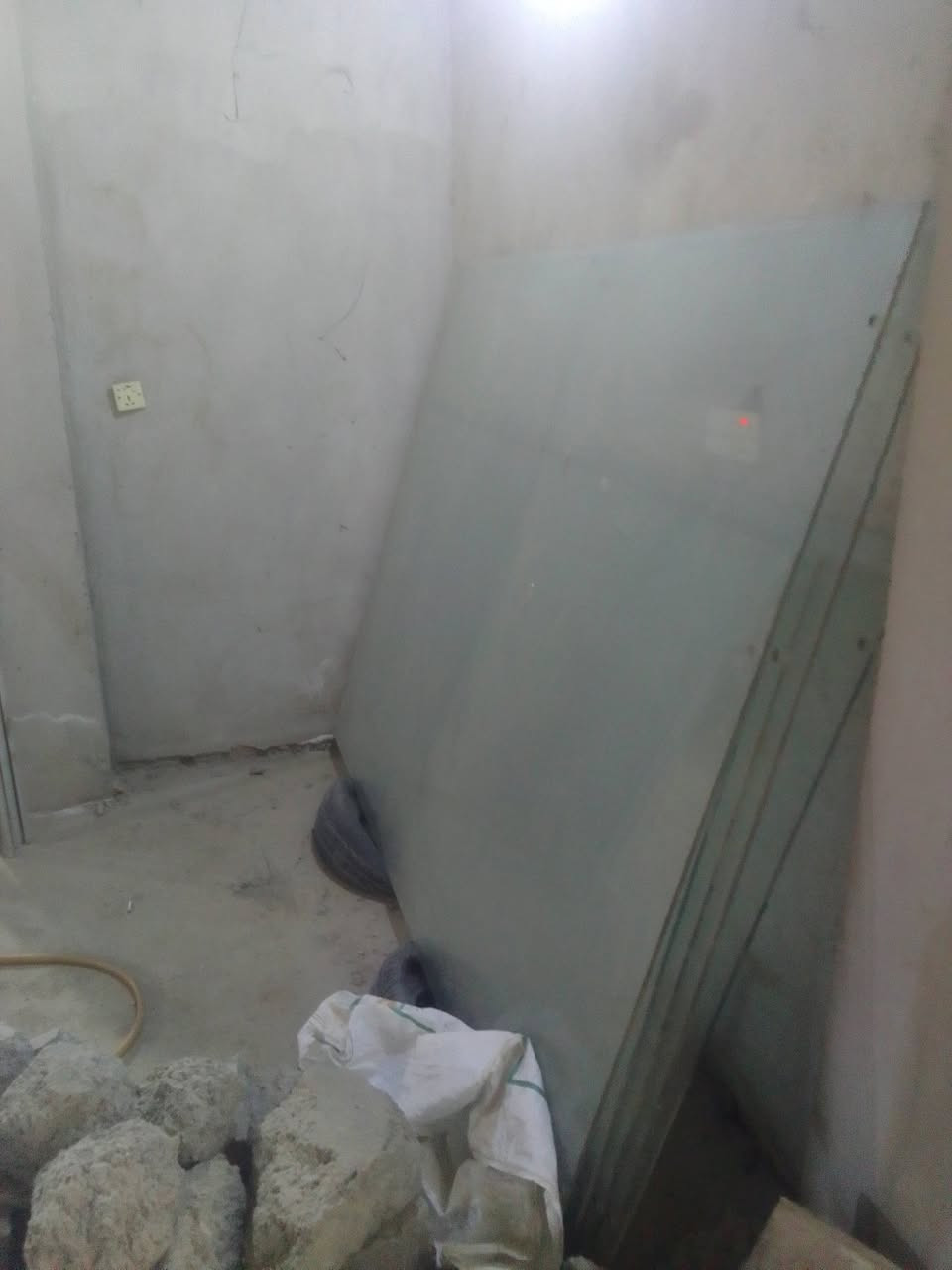 جامخانه زجاج للبيع  ثقيل ٨ ملم فصال جديد شرط نضيف لاكسر ولا فطر للستفسار ***********
