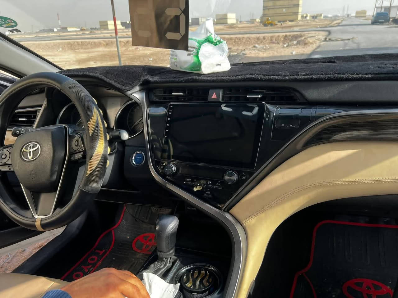 السلام عليكم كامري تكسي دبي هايبرد معلايه 23 كفاله من ضربه بيها نقص 5 خلايه بلبطاريه سعرها 120 تواصل ع رقم ***********
