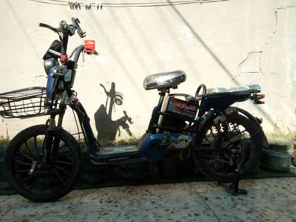 السلام عليكم 
دراجه شحن للبيع 
نضيفه ما بيها شي سرعتها 50حقيقي
سعر 275 وبيها مجال 
مكان نعمانيه 
 *********** والخاص مفتوح
