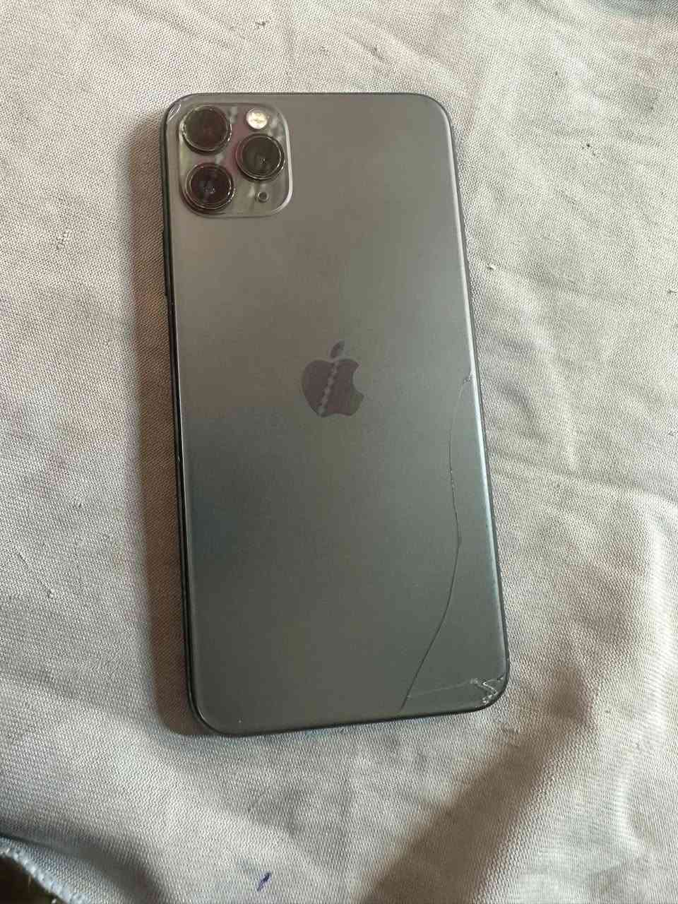 11 برو ماكس 
ذكره 256
دبل سيم 
مبل شاشه جي اكس 
وبطاريه مبدله اصليه 
جهاز نضافه 80/100 
بي فطر بل ضهر 
سعر 270 بي مجال
***********
فيس إيدي واكف
