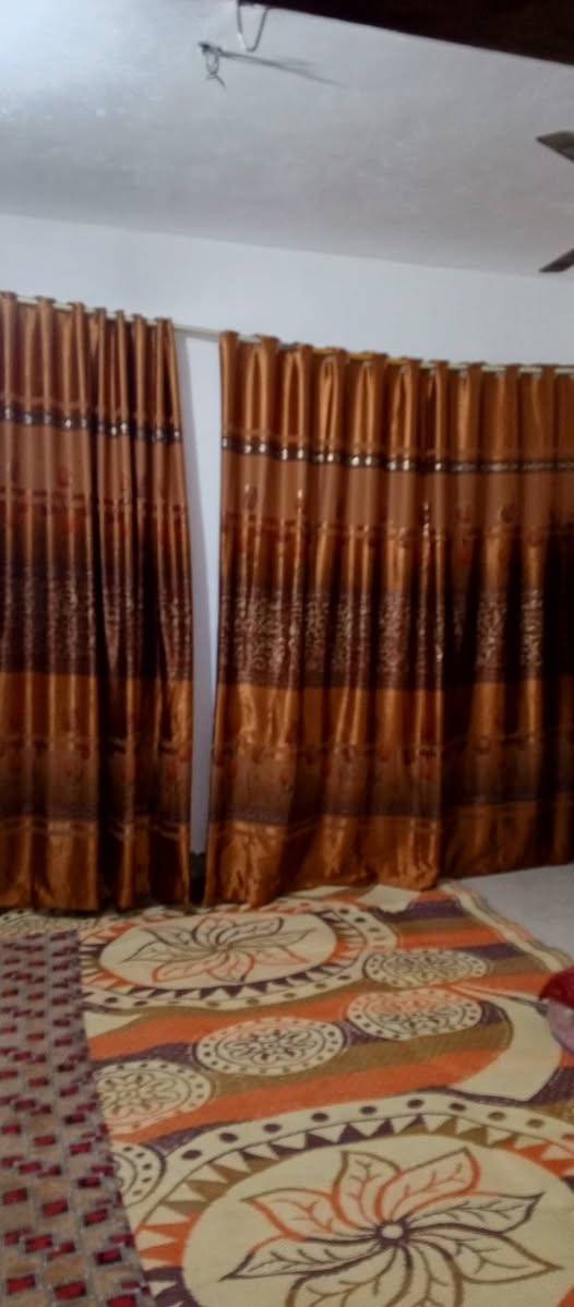 السلام عليكم بيت للبيع طابوزراعي سند 25 يتكون من غرفتي نوم واستقبال و مطبخ وصاله مزدوجه  البناء طابوك  السقف مسلح المسافه 260  متر أمام فظله  المكان قرب والد المحامي والكارتيه سراميك  البيت بيه محل كبير اكثر التفاصيل الاتصال ع الرقم ***********
