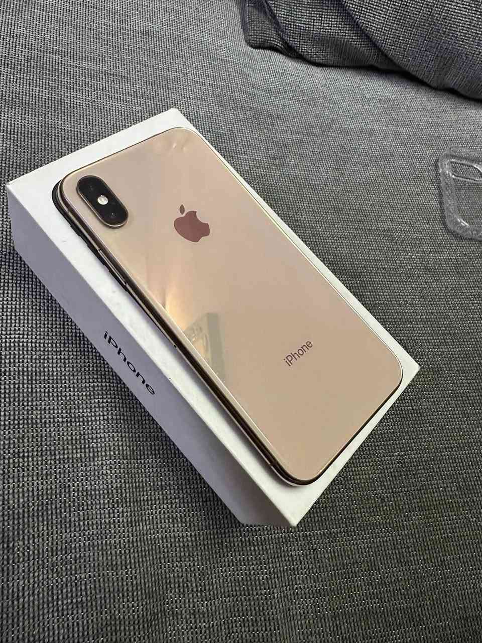ايفون Xs للبيع جهاز ما مفتوح ع وضع شركه شرط ضمان 
ذاكره : 256 
بطاريه : 78 بلادي 
لون : ذهبي 
كارتون شاحنه بلادي كامل وياها جهاز نظافه 100% ماكو مثله بلسوك السعر 260 الف بيها مجال قليل للشراي 
رقم موبايل ***********

