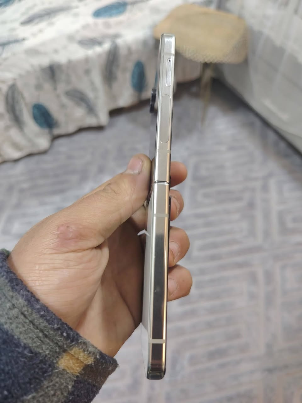 سامسونك  زي فلب 5
الجهلز على وضعيت الشركه كله شغال 
بس هاي بل شاشه نقطه سوده 
سعر 350 وبي مجال 
مكاني كراده داخل 
الرقم*********** 
واقبل مراوس بايفوت
