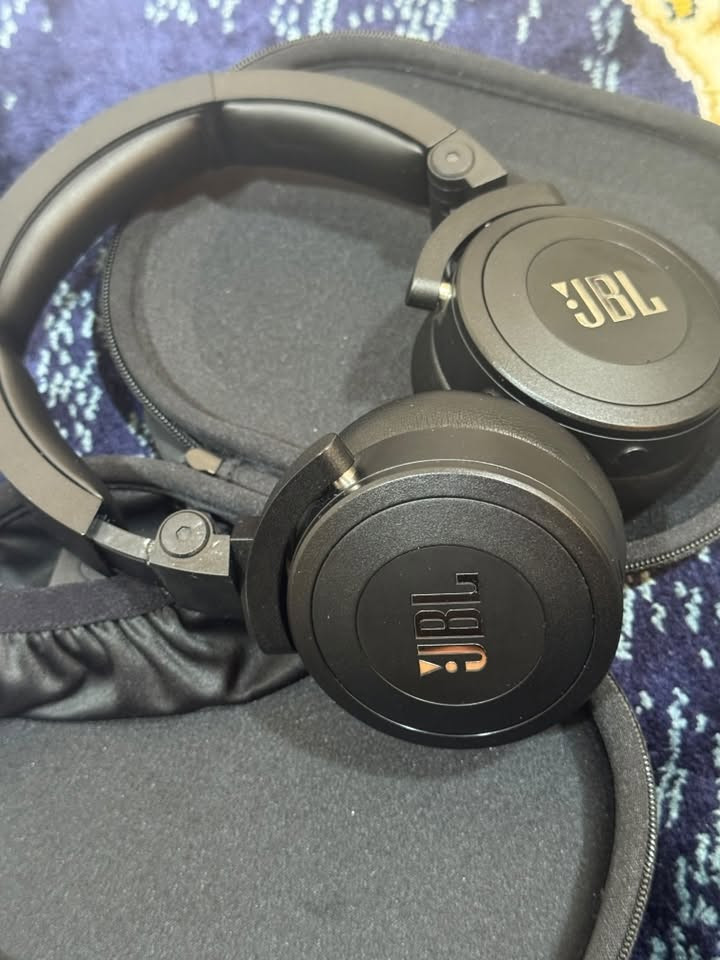 Original Toyota / Harman Bluetooth Headphones (Model A55BT)
Condition: Good / Used. Fully functional sound and Bluetooth connectivity.

Details: Includes the original carrying case and box (Part No: PZ365-60803).

Note: The plastic hinge on one side was previously cracked and has been securely repaired/fixed (see close-up photos). It holds firmly and does not affect playback.

سماعات تويوتا / هارمان الأصلية - بلوتوث (موديل A55BT)
 الحالة: ممتازة وتعمل بالكامل (الصوت والبلوتوث يعملان بدون أي مشاكل).
 الملحقات: تشمل بيت السماعة (الجراب الأصلي) والعلبة الأصلية (رقم القطعة: PZ365-60803).
 ملاحظة للمصداقية: المفصل الموضح في الصور كان فيه كسر بسيط وتم إصلاحه وتثبيته بشكل قوي (موضح بالصور القريبة). التثبيت ممتاز ولا يؤثر على الاستخدام أو الصوت.
قطعة أصلية ممتازة لشاشات الترفيه الخلفية لسيارات تويوتا!

للتواصل
عبر واتساپ ***********
