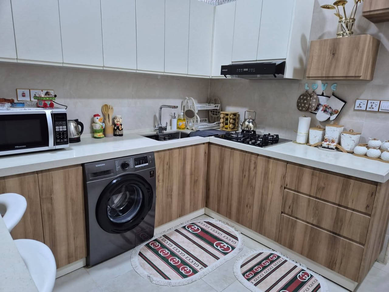 كاونتر تركي درجه اولى +سطح كرانيت طبيعي اصلي داخل والخارج hdf مع الطباخ
طول جهة الطباخ مترة ونص
طول جهة السنك مترتين ونص 
مع ميز جلوس (بار) 
 و٤ ستولات  
ب٣ ملاين


**إذا كنت صاحب هذا الإعلان وتريد حذفه لأي سبب، رجاءا أرسل رسالة إلى الدعم الفني**