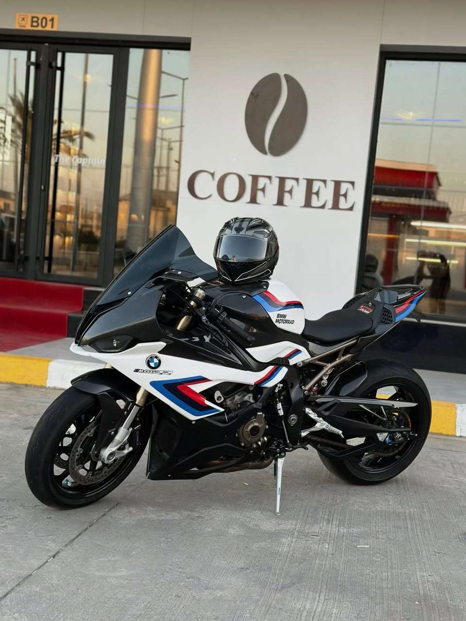 سلام عليكم 
S1000RR M packeg 
للبيع
ماشيه 7ميل
بس صفاحيات مو كاربون 
عليها سستم هدرز Akrapovic
تهبيطه ماركة Brooks
LighTech تطواله هدرز 
بيها سستم SOS
جامه امامي مبدل
بقية مواصفات معروفه
بدون رقم 
***********
