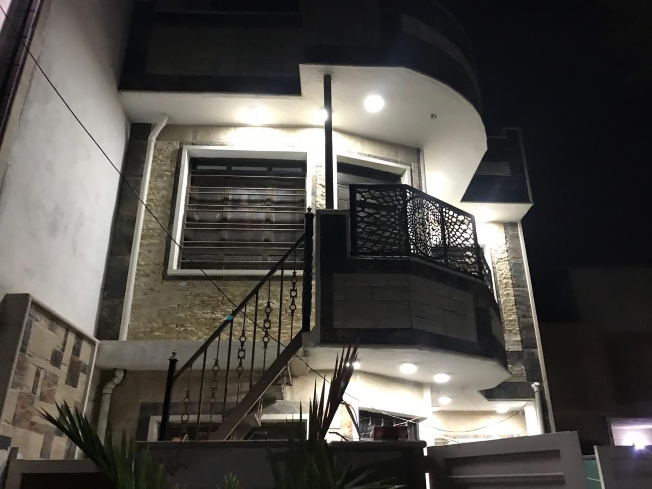 🏡بيت للبيع 📍في ضباط القاهرة في المنطقة المقابلة لمول القاهرة موقع جداً مميز وقريب ع الشارع العام مساحته ١٣٣م واجهة ٦ ونزال ٢٢ 

📌البيت يتكون من طابقين 
الطابق الثاني عبارة عن شقة معزولة بناء حديث تتكون من (صالة ومطبخ وغرفة وصحيات مع درج وباب معزول )
والطابق الارضي يتكون من (ثلاث غرف ومطبخ وصاله وهول 
وصحيات )

الاستفسار ع هذا الرقم

0773 239 4615
