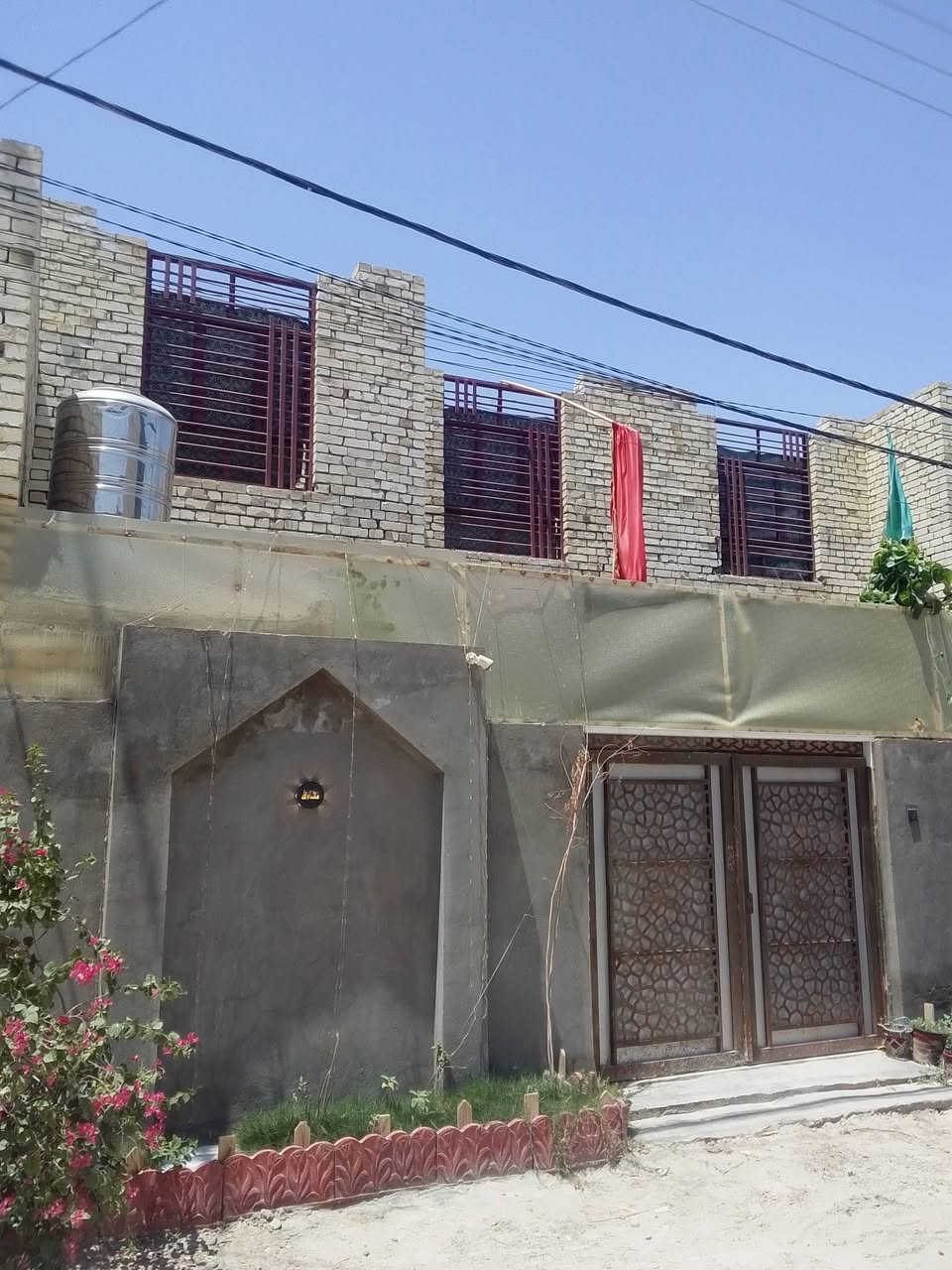 سلام عليكم هيكل باقي سراميك وصب طابق ثاني عدد 2يصلح حسينية يبعد4كيلوات عن الامام الحسين عليه السلام كل هيكل بي 3غرف نوم و3 صحيات سعر البيت 85 مليون بي مجال قليل  للاتصال ***********وتساب
