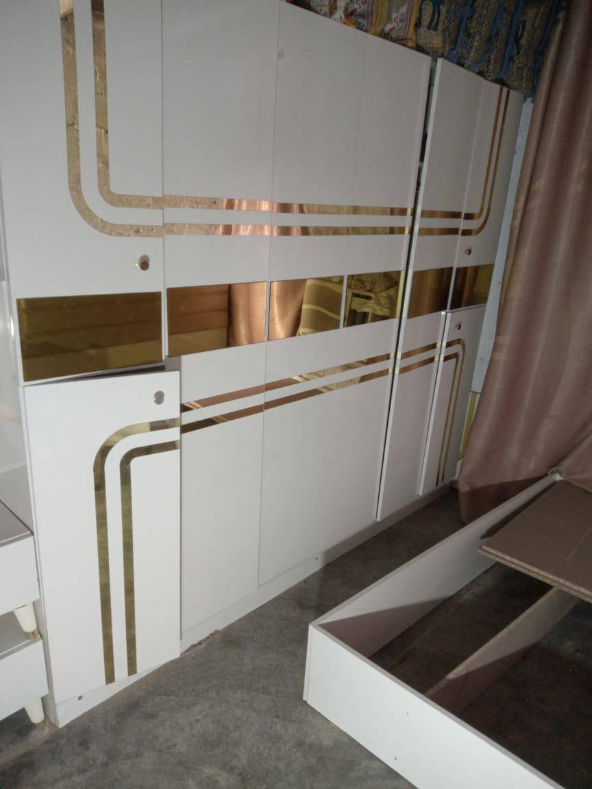 غرفه نوم 10 قطع
للبيع مستخدمه قليل
***********
L
