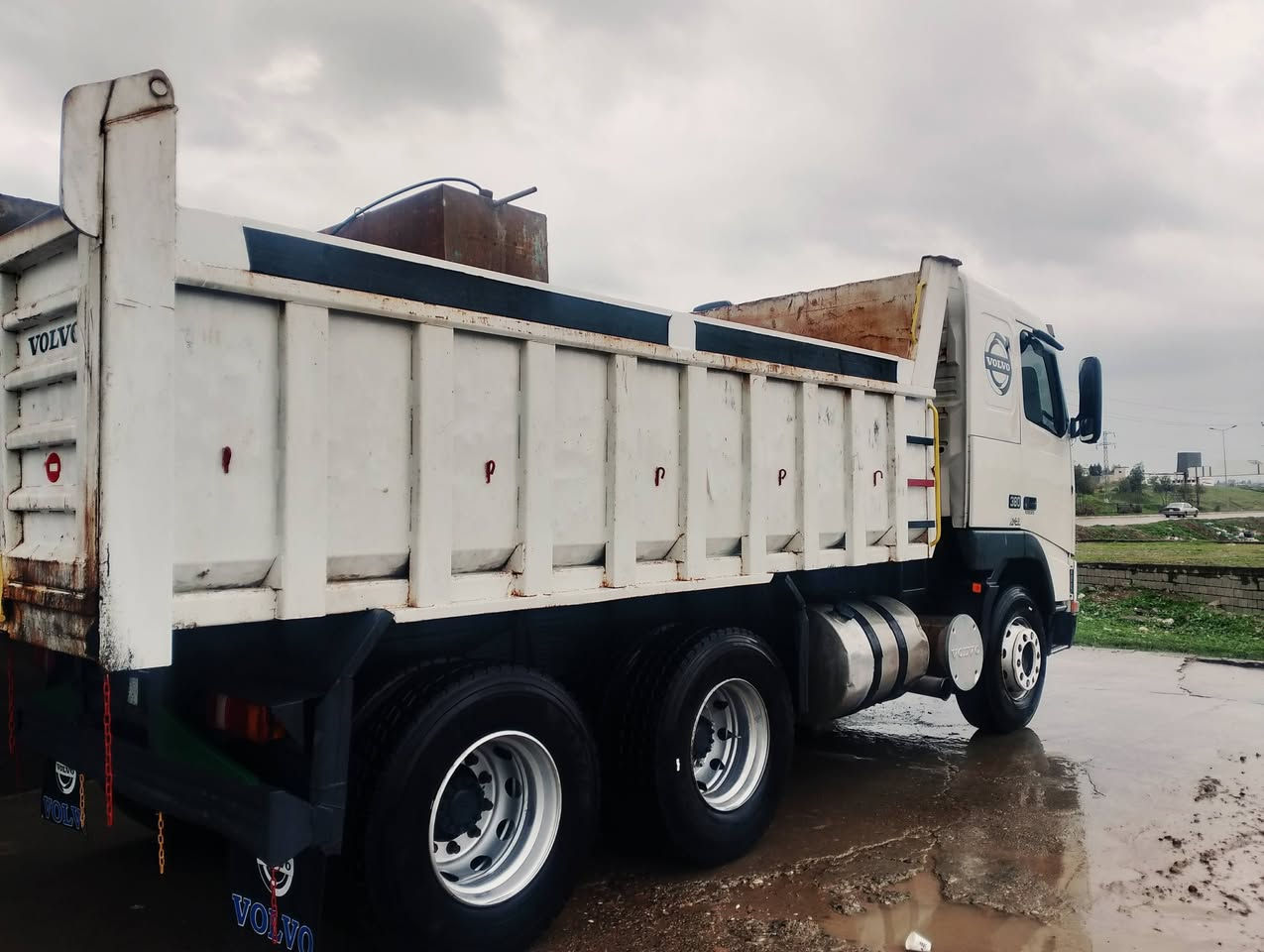 للبيع فالفو  2001.  FH12 حجم 380 انجكتر بلاد شاصي طويل مجموعة شفت موديل 2004 سيارة جاهزة تخم تاير جديد كير 4*4 سعر 225 مجال
***********وتساب
زين***********
