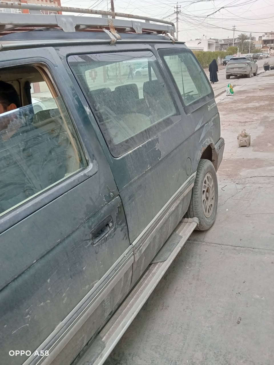 السلام عليكم 
دوج كلايزلار 1993
7 راكب مكينة بيها خيط بخار
صدر امامي جديد
مشط استيرن جديد 
باور جديد
تخم تاير نضيف
دواخلها نضيفه
كهربائياتها جاهزة 
السياره بيها جراد 
بيها خياسات قليله بل هلال
السعر 32 
مكان السيارة بغداد حي اور 
رقم الموبايل ***********
