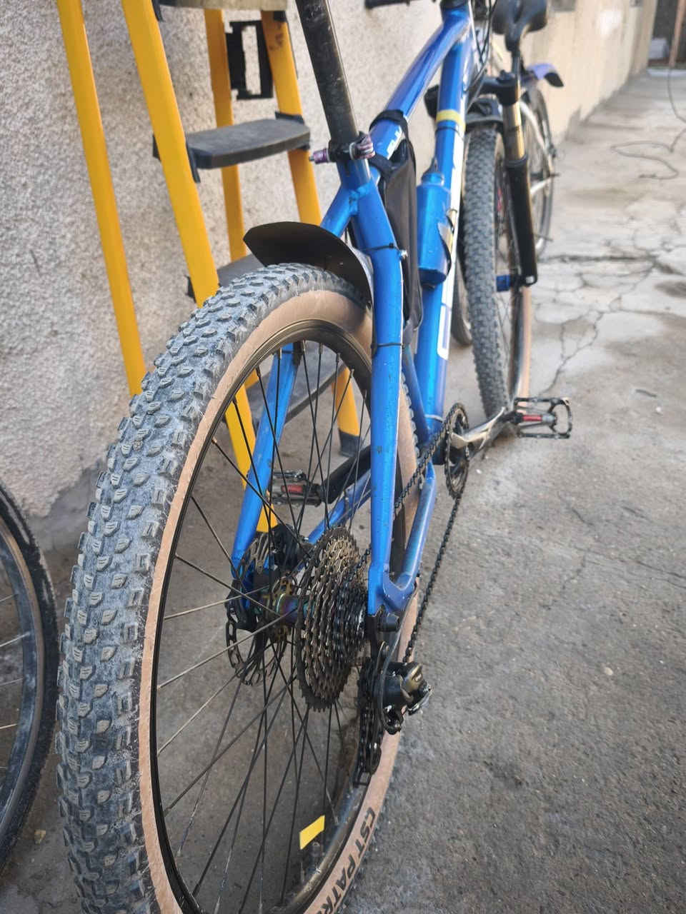 سلام عليكم كباتن
بايك جبلي ماركه سريس ٢٧.٥ 
سستم شيمانو بريكات دهن 
1x11  بطيخه طرب ٧ ألوان 
كل غراضه اصليات ملاحضه بي خدش بـ الدبل والفريم مثل ماوضح بل صور  مكانه بغداد بسمايه  سعره ٢٢٠ وبي مجال 
***********
***********
