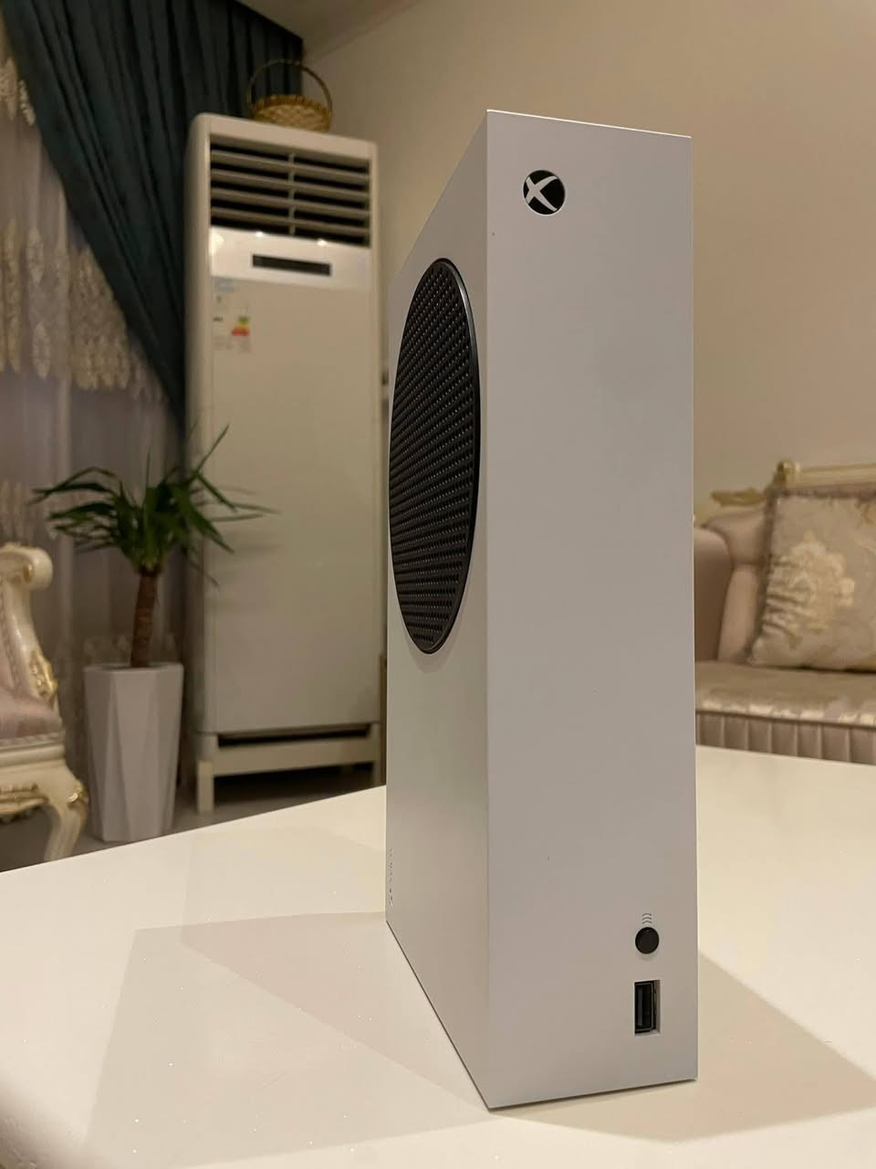 السلام عليكم(@إشارة)
للبيع:Xbox series (s)

شاصي 1/1

نظيف جداً كارتونته 

المشاكل: اليده الاصليه فيها عطل في زر (LB)وطبعاً هاي الاعطال معتاده من يدات اكسبوكس…

السعر :360 ألف قفل
للاستفسار اتصال عل رقم 
***********
