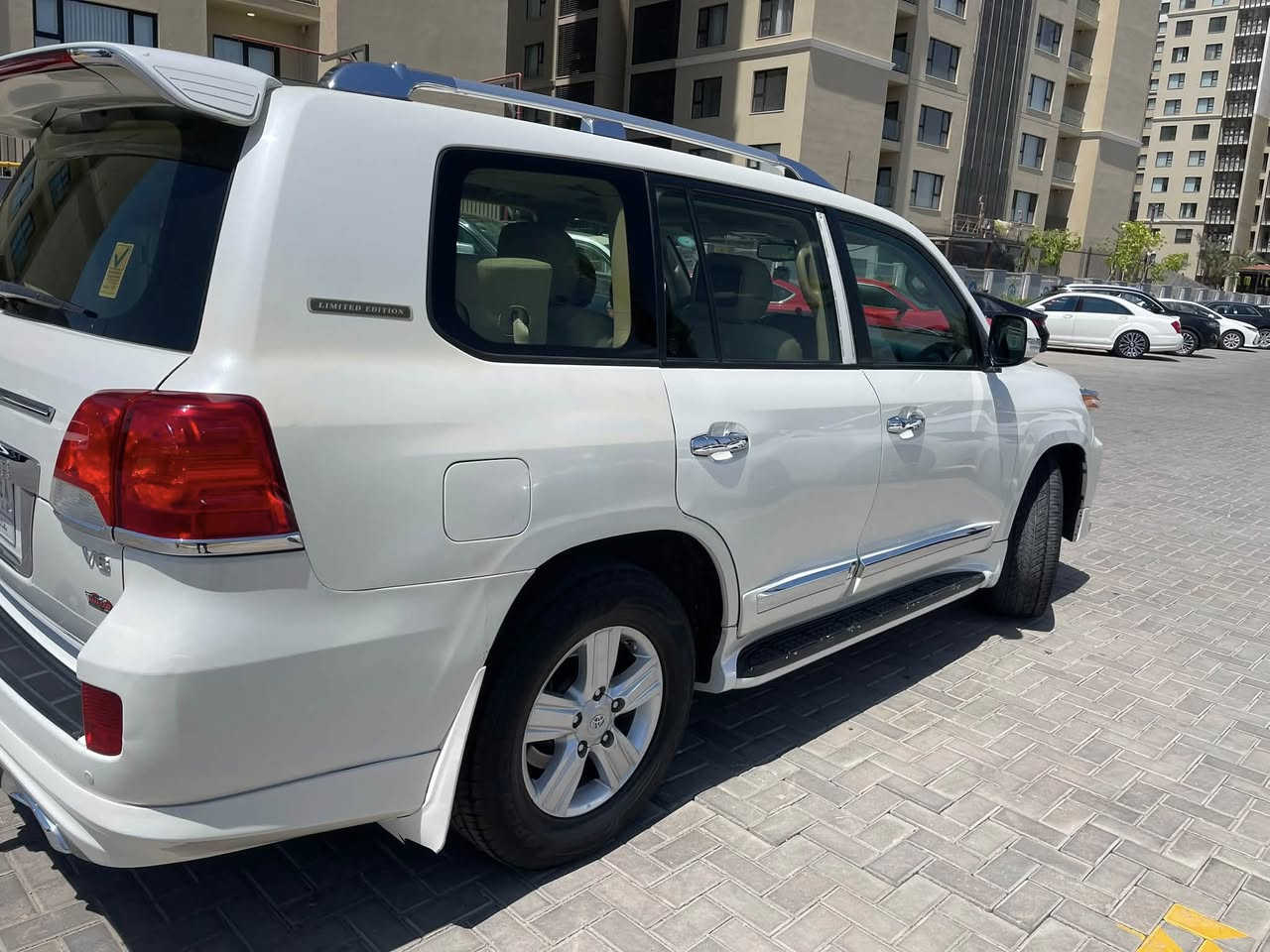تويوتا لاندكروزر  خليجي بريمير 2015
🚗 فول مواصفات سلايت
⛽ السيارة بانزين وعليها صيانة منظومة كاملة
🛞 تخم تايرات من تاير مول
🪑 داخلية مغلفة تغليف جديد
💡 لايت زينون
⚙️ مكينة وكير مكفولات
🛠️ صدر جديد
📷 كامرة تسجيل أمامية وخلفية
🛞 سبير منازل
🎵 سستم سماعات
🎨 بيها قطعة صبغ نص الجاملغ الخلف فقط
🚪 الباب الخلفي نفس الجهة مفتوح براغي
✅ باقي السيارة مكفولة
📏 ماشية 195 ألف
📄 رقم بغداد وعليها غرامات تنزل من السعر

📮 السـعـر ٣٤ الف وبيه مجال بسيط 

مكان تواجد السيارة: بغداد - حي الحسين
رقم صاحب السيارة:
***********
***********
