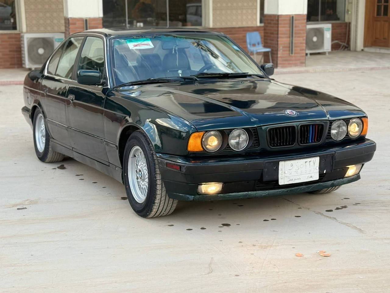 سلام عليكم للبيع BWM 525 مسكر  عدل  بجم عريض  رقم بغداد تحويل مباشر   السيارة جديدة وناعمه جدا سلايت كفاله من خياس وضربه
كير ومكيه وحداديه  شرط جديد تدفئة تبريد شغال كهربائيات كله شغال ع بلاد ماكو شي مايشتغل بيها       
غرفه جديده صاج ملكي   
السعر 57 وبيها مجال بسيط  
مكان السياره بابل  
‏استفسار  ***********
