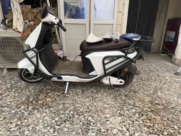 سلام عليكم دراجه شحن نوع دولفين
دراجه تجي 6 بطاريات مسطره 
بيها نظام P
وبيها تثبيت سرعه 
ودراجه تجي 3 سرعه ورابعه اسبورت
دراجه كلش جديده
قبل شهرين من ماخذه 
سعر الدراجه 700 وبيها مجال حك الجيه
رقم ***********
