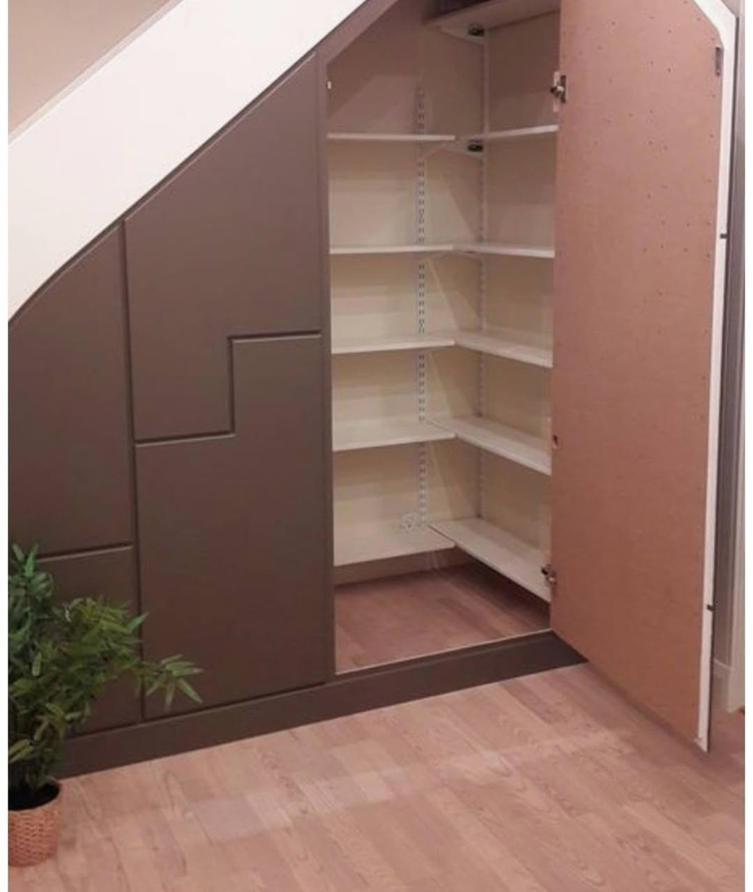 بعض الافكار لاستغلال اسفل الدرج  للتخزين واضافة لمسة ديكور جميلة
للعمل والتنفيذ الاتصال  بالرقم *********** ابو احمد
