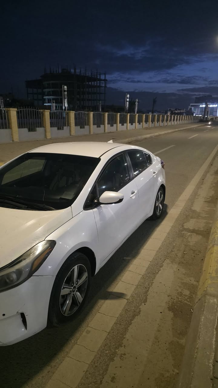 سلام عليكم 
فورتي 18 وارد أمريكي ضرر صندوق من امريكا  مواصفات شاشا بلاد ابل كار أندرويد اوتو تحكم ستيرين حاكيه مثبت سرعه 
للاستفسار اتصال على رقم ***********
