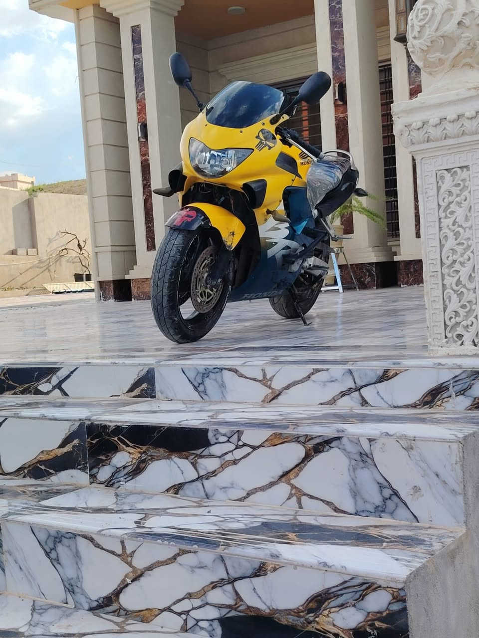 السلام عليكم دراجه بطح F4 600موديل 2003 وشرط اسبانه ما ممدوده ع المحرك رايدها ب20ورقه وبيها مجال ***********
