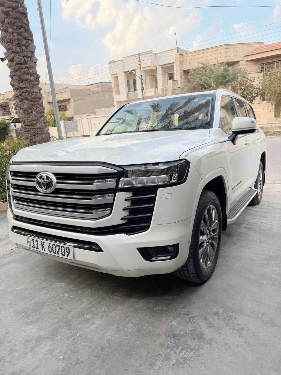 السلام عليكم 
سياره للبيع فقط 
النوع :لاندكروز GXR 
لون :أبيض لؤلؤي
الموديل:2025
تويوتا العراق | ساز بضمان الشركة 
ماشيه:10.000
المواصفات:
معروفه مواصفات GXR
المحرك:6 سلندر 4000
تنفس طبيعي في حالة الزيرو
ناقل الحركه:١٠ سرعات اتوماتيك
خزان الوقود:110
بصمه2
مقاعد جلد 
تدفه + تبريد 
شاشات عرض متقدمه ٣ شاشات
انضمه سلامه مساعده
تشغيل عن بعد 
شاحن لاسلكي امامي
اضاءة ترحيب اسل عند فتح الأبواب 
الباب الخلفي كهرباء| صندوق 
رادار - مثبت سرعة
حساسات امامي خلفي 
مغلفه السياره ppf امريكي الاصل 10سنوات ضمان
الجامه الامايه عليها درع للحمايه 
الداخل مغلف ارضيات جلد تايوان
كفاله عامه السياره 
السياره رقم بغداد : 
رقم جميل 6️⃣0️⃣7️⃣0️⃣9️⃣
السعر :- 71,000$
العنوان :بغداد - حي الخضراء 
للاتصال : ***********
