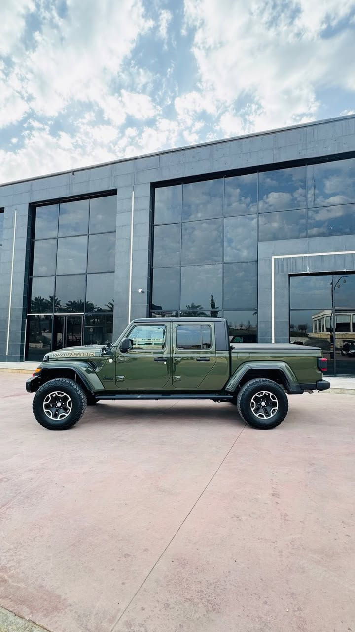 السلام عليكم
             
👑JEEP GLADIATOR 👑.       

💪WARRIOR💪.        

جيب. گلاديتر
لون مميز🫡 
رقم وسنويه جديد 
هزه وفحص كله جديد
‏‎الموديل:2021 
‏‎المحرك : V6.  3.6L .
‏‎العداد : 44000 ميل
الضرر فقط حافه البنيد بيه شويه صبغ على كد شبر
بدون دواخل 

المواصفات

*لايت وبك لايت لد اصل شركه
‏‎* دفع رباعي 4x4 .
‏‎* ويل للطرق الوعرة قياس 17 انج. 
*مقاس اطار 315/70/17
‏‎* مساحة تخزين اضافية تحت المقاعد الخلفية .
‏‎* شاشه 7 أنچ . 
‏‎* كاميرا خلفية مع امكانية التقريب (زوم) .
‏‎* حساسات خلفية .
‏‎* نظام (Auto Break System) مانع تصادم خلفي .
‏‎* مرايا مع خاصية التعتيم الذاتي  .
‏‎* تشغيل عن بعد .
‏‎* دخول ذكي (بصمة) .
‏‎* سقف 3 قطع قابلة للازالة .
‏‎* ابواب قابلة للازالة .
‏‎* زجاج امامي قابل للطي .
‏‎* غطاء للصندوق الخلفي قابل للطي .
‏‎* عزل كامل للصندوق والباب الخلفي مقاوم للخدوش .
‏‎* إضاءة داخل الصندوق الخلفي . 
‏‎* ماخذ للتيار الكهربائي .
‏‎* منظومة كاملة للقطر (السحب) . 
‏‎* نظام (Auto Start System) التشغيل والاطفاء الاوتوماتيكي للتوفير في صرف الوقود .
‏‎* محدد سرعة . 
‏‎* تلفون بلوتوث . 
💵💵السعر خاص💵💵
العنوان 📍اربيل
او اي استفسار الاتصال
☎️***********
☎️***********
