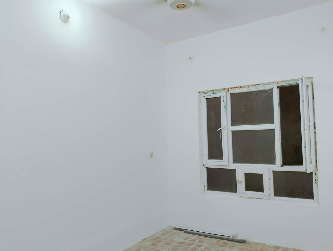 دار للايجار 
طابق ثاني معزول تماما
 العنوان 
حي الخضراء  خلف مول حفتا بازاري كركوك مول كركوك الاسبوعي

مساحه 170
بناءجديد2019
غرف نوم عدد 2  (4× 5)
غرفه ضيوف كبيره
صاله داخليه كبيره
بيتونه كبيره
بلكونه كبيره 
مغاسل  حمام وتواليت سراميك 
مطبخ  سراميك 
ارضيه البيت كلها كاشي موزايك
يوجد فيه خط مولده 
 الكهرباء والماء معزوله
سخان وماطور ماء مع تانكي عدد ٢ كبيران
السعر 325
مطلوب عائله صغيره
ويفضل ان يكون موظف
اتصال بالرقم***********
مكتب عقارات كركوك الذهبي
