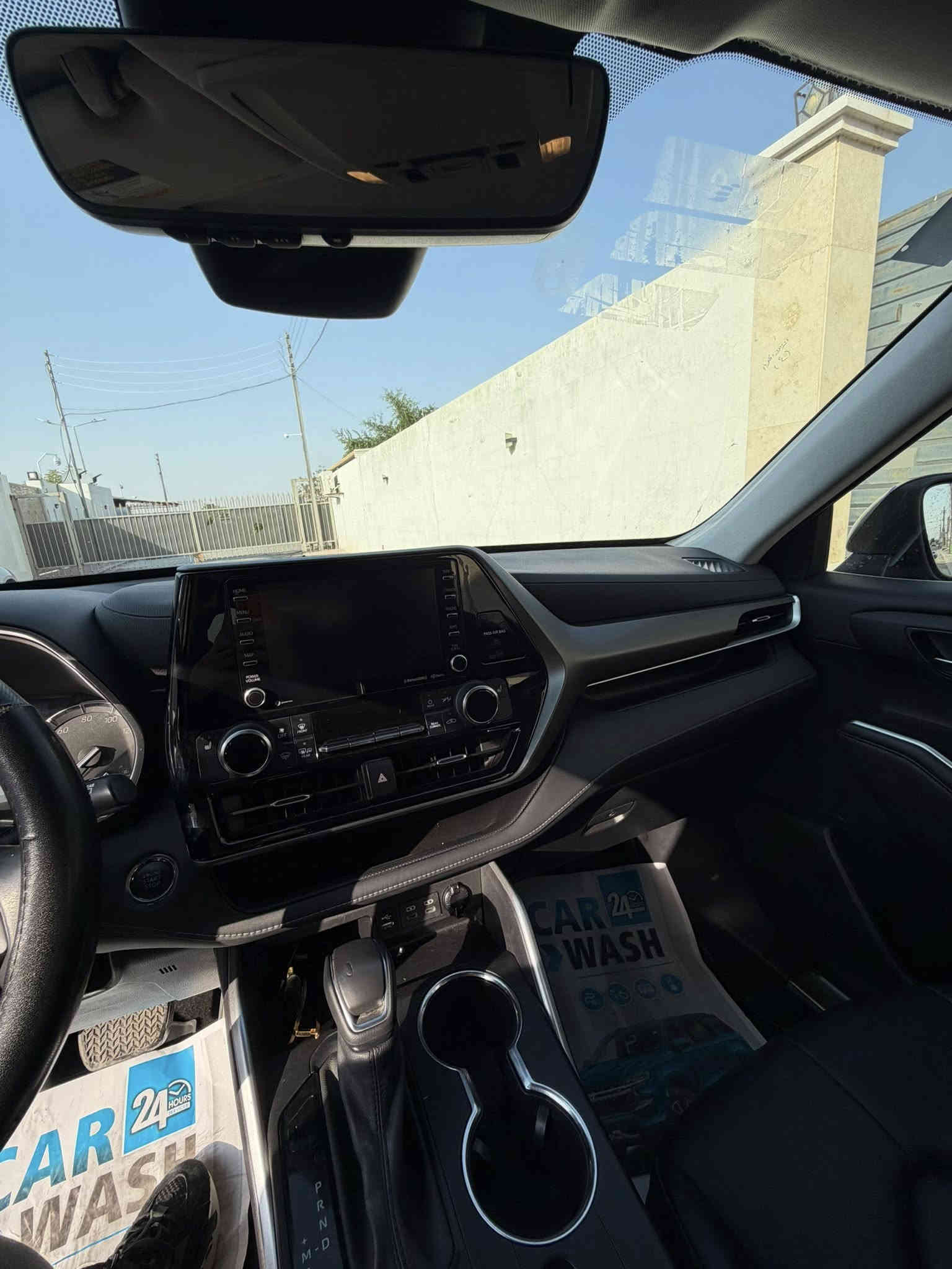 هايلندر XLE 2022 V6 فول مواصفاتAWD للبيع تفاصيلها كامله داخل الصور موضحة بعدها جديده بمعنى الكلمه ماشية 45 الف كيلو تعتبر كلين حادثها فقط تخريب جامه اماميه واكو بيها مكان كلش صغير صبغ مأشر علي بدائره صغيره بالصوره .
سعرها 33 الف وبي مجال.
مكان السياره الرمادي.
***********
