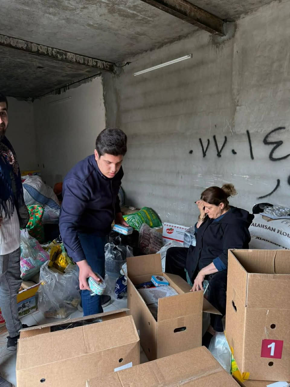 وصول المساعدات إلى مستحقيها ضمن (حملة الإنقاذ للبقاء على قيد الحياة)
يُعرب الاتحاد العام للاجئين العراقيين (IFIR) عن بالغ شكره وتقديره العميق إلى مناصري الحرية، والناشطين الإنسانيين، والطبقة العاملة، وكافة الأقسام الاجتماعية في إقليم كردستان وخارجه، مع توجيه شكرٍ خاص إلى أهالي محافظة كركوك، وذلك لمشاركتهم الفاعلة ودعمهم الإنساني في حملة دعم النازحين.
وقد جاءت هذه الحملة استجابةً للأوضاع الإنسانية الصعبة التي يمرّ بها شعبٌ واجه تنظيم داعش الإرهابي وكان رمزًا للمقاومة والصمود، ثم تعرّض لاحقًا لهجمات وانتهاكات أدّت إلى نزوح سكان أحياء الشيخ مقصود والأشرفية، فضلًا عن الحصار غير الإنساني المفروض على مدينة كوباني.
إن مساهماتكم وتضامنكم الإنساني لم تقتصر على تقديم الدعم لعشرات العائلات النازحة والمتضررة فحسب، بل أكدت مجددًا أن روح التضامن الإنساني والتكافل الاجتماعي تُشكّل ركيزةً أساسية في مواجهة الأزمات والكوارث.
ويودّ الاتحاد أن يُحيطكم علمًا بأن جميع المساعدات التي جُمعت، من مواد غذائية واحتياجات أساسية، قد تم تسليمها بشكل كامل وبأمانة عبر الاتحاد إلى الهلال الأحمر، ليجري توزيعها وفق الأطر الإنسانية المعتمدة على العائلات ذات الدخل المحدود والنازحين في المناطق التي يشكّل الناطقون بالكردية غالبيتها في سوريا.
وفي ظل الأزمات والطوارئ الإنسانية، فإن التعاون والتكاتف المجتمعي يُعدّان من أسمى القيم الإنسانية التي تُسهم في تعزيز الصمود، وتمنح المجتمعات القدرة على تجاوز الظروف الاستثنائية والتحديات الصعبة.
ويجدّد الاتحاد العام للاجئين العراقيين تقديره العالي لثقتكم ودعمكم المتواصل، والتزامكم الإنساني بمساندة الفئات الأكثر ضعفًا، مؤكّدًا أن العمل الإنساني المشترك قادر على تجاوز جميع الحدود.
كما يتقدّم الاتحاد بخالص الشكر والتقدير إلى جميع المتطوّعين الذين كرّسوا وقتهم وجهودهم طوال أيام الحملة الأربعة في مدينة كركوك وخاصة في حي شورجة، حيث كان لعطائهم دورٌ محوري في إنجاح هذه المبادرة الإنسانية.
وتفضّلوا بقبول فائق الاحترام والتقدير
الاتحاد العام للاجئين العراقيين (IFIR)
6/2 / 2026


**إذا كنت صاحب هذا الإعلان وتريد حذفه لأي سبب، رجاءا أرسل رسالة إلى الدعم الفني**