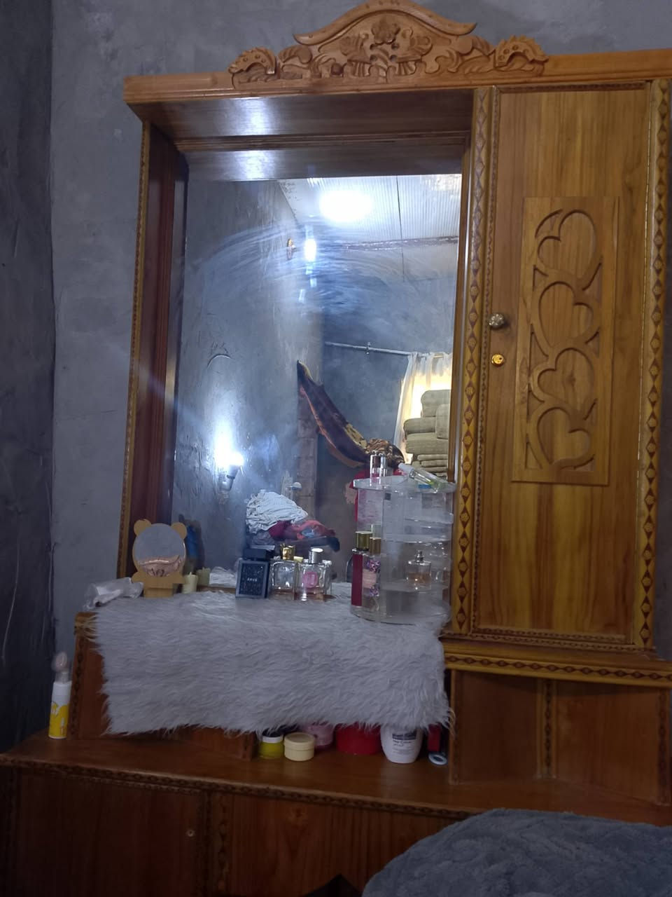 غرفه جديده للبيع  استعمال قليل طابقين ٥ أبواب الكنتور ماشاده ***********
