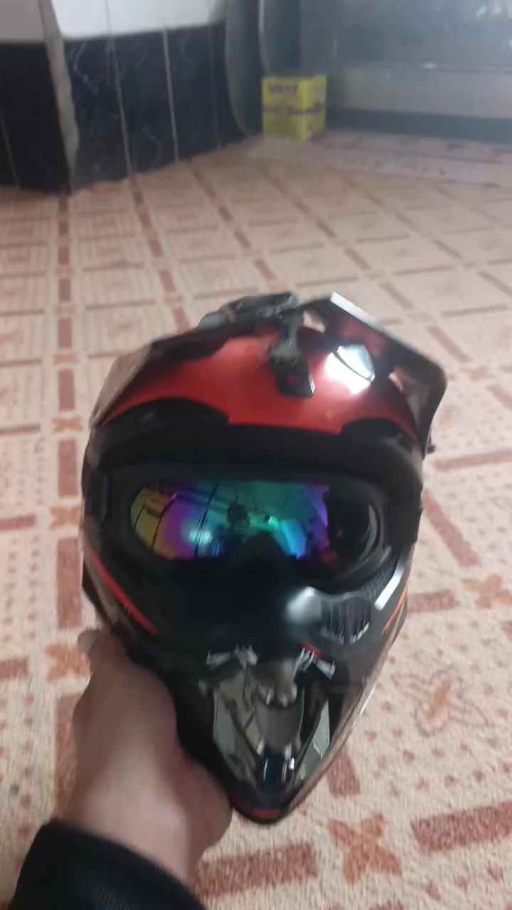 السلام عليكم خوذه للبيع اللي يريده يتصل علي على هالرقم واتساب***********
