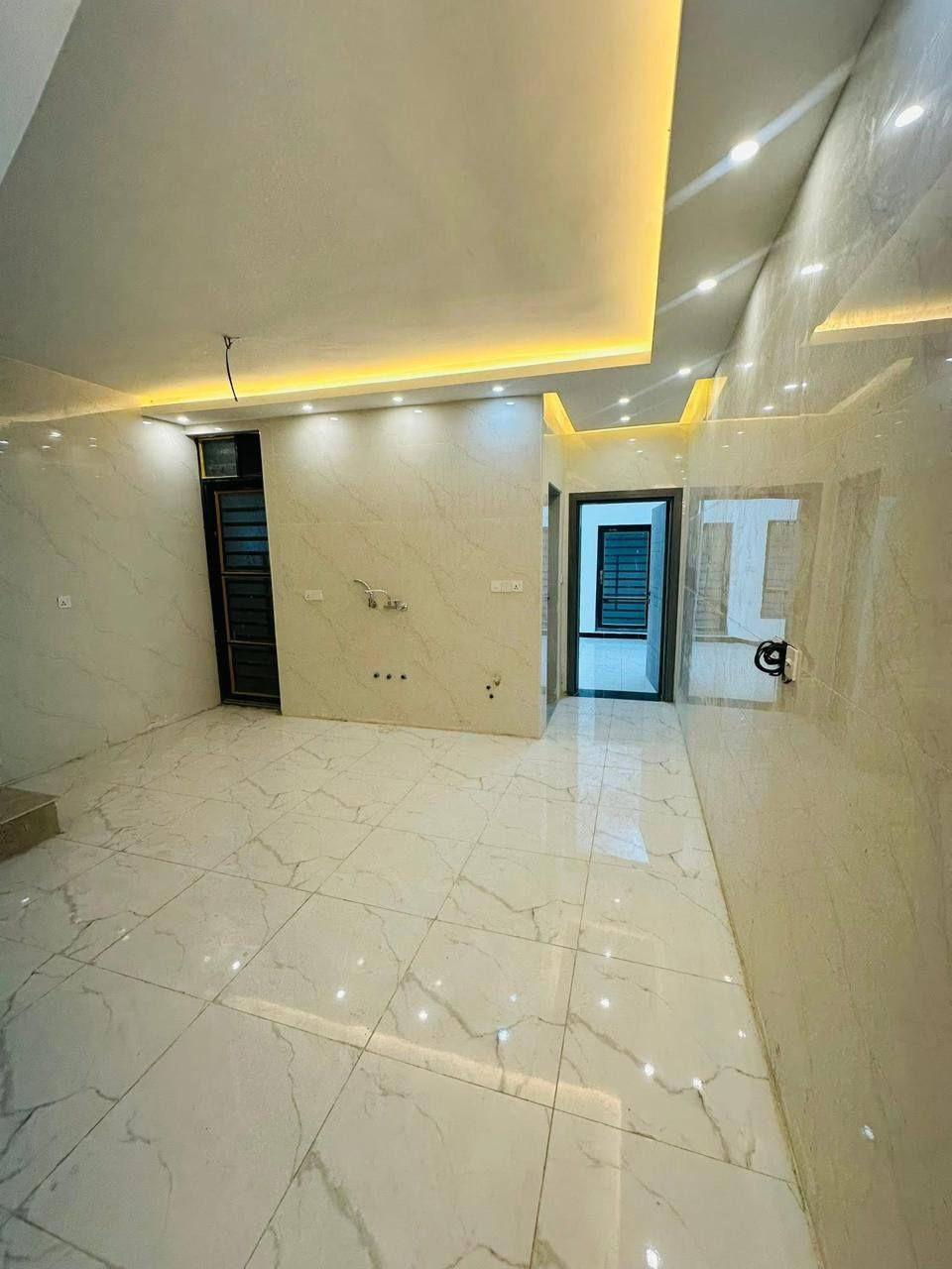 دار للبيع 100 متر للبيع
وجه 5 نزال 20 
الدار حديث زيرو 
طابو ملك صرف 
يحتوي على طابقين 
الاول 
ستقبال و مدخلين
ومطبخ و غرفه نوم 
و خدمات داخليه و خارجه 
الثاني 
غرفتين نوم و خدمات و سطح
السعر مناسب 
الاستفسار الاتصال على الرقم 
*********** 
***********
