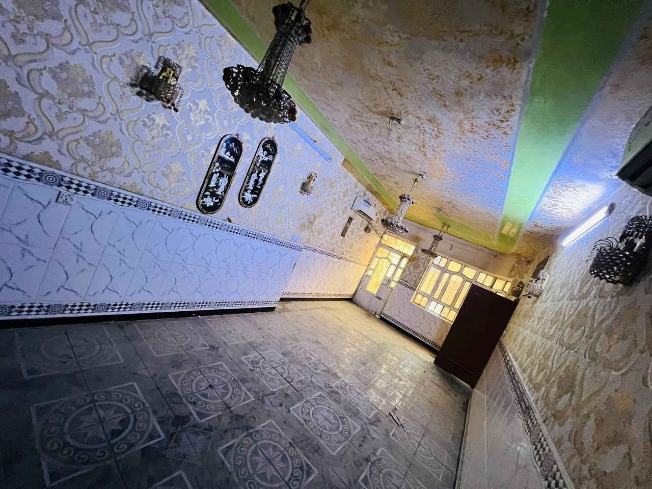 🔸 دار #للايجار ✅
100متر بناء سنة 2017 نضيف مرتب 🔑كامل مكمل

🔸الطابق الارضي1️⃣: كراج كبير ومدخلين وصحيات خارجيه واستقبال ومطبخ وصحيات وغرفه كبيره نوم جوه
الطابق الثاني  2️⃣: غرفتين نوم وبلكونه وصحيات

🔸موقع ممتاز📍الشعب مقابيل مطعم حجي عادل 
 
🔸السعر الايجار : نهايته 600الف قفل رجاءا بلا احراج

🔸مع الدار #محتويات تبقى بالدار للستخدام والستفاده منهن سبالت تدفئه وتبريد بالصاله عدد2 والغرف كذالك +ماطور ماء +سخان + تانكي + واير سحب وجوزه كاملات مع واير انترنيت +محتويات وكهربائيات الدار 
#ملاحضه مهمه الدار يقع مقابيله مولده مباشراً الرجاء تاكد من قراء المنشور قبل لايتصل ويتعنه ويجي كافا التفاصيل مذكوره واضحه مع الصور تحياتي للجميع

معروض بمكتب ابو علي الدراجي للعقار 🏛️
الشعب-نهايت شارع الصحه-مقابيل كرزات ركن الصحه 
*********** 📞
*********** 📞 
 *********** 📞
