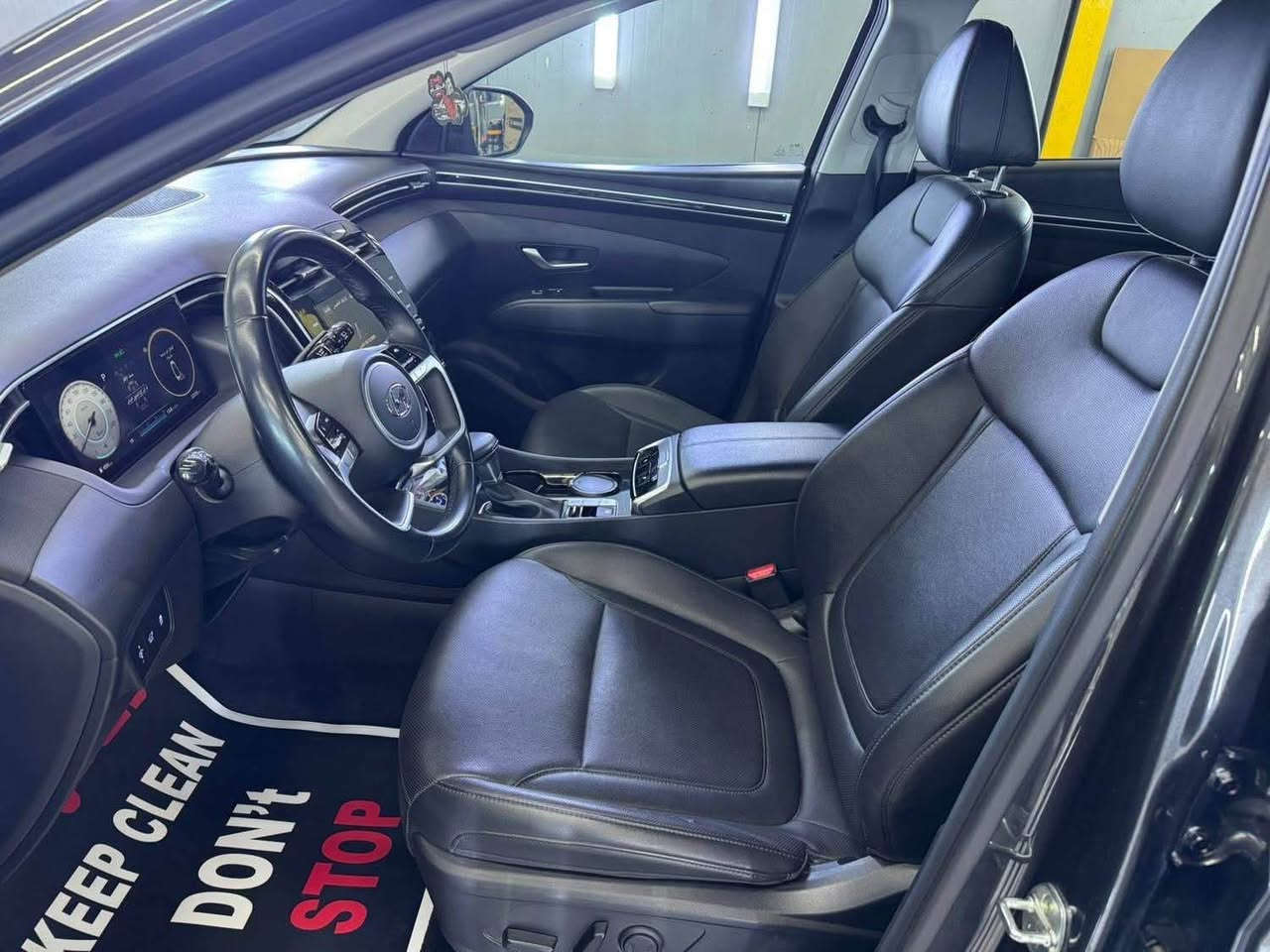 السلام عليكم 
توسان 2023 امريكي
حادثهة مرفوق وي الصور بنيد والجاملغ نفسهن راجعات شغل درجه اوله بدون ايرباك بدون شواصي ماشيه32الف 
مواصفات
محرك 2500
بصمه شتغيل بصمه ابواب 
تشغيل عن بعد 
صندوك كهربائي 
فتحه 
جلد 
كشنات تدفه
كشن السايق كهربائي 
اشاير بالمري 
رادار بالمري 
ثلاث انضمه قياده 
ترحيب ابواب 
تبريد بيانو
سايد بريك دكمه  الاستفسار *********** 
السعر 200وبيهة مجال بسيط بغداد, العراق
