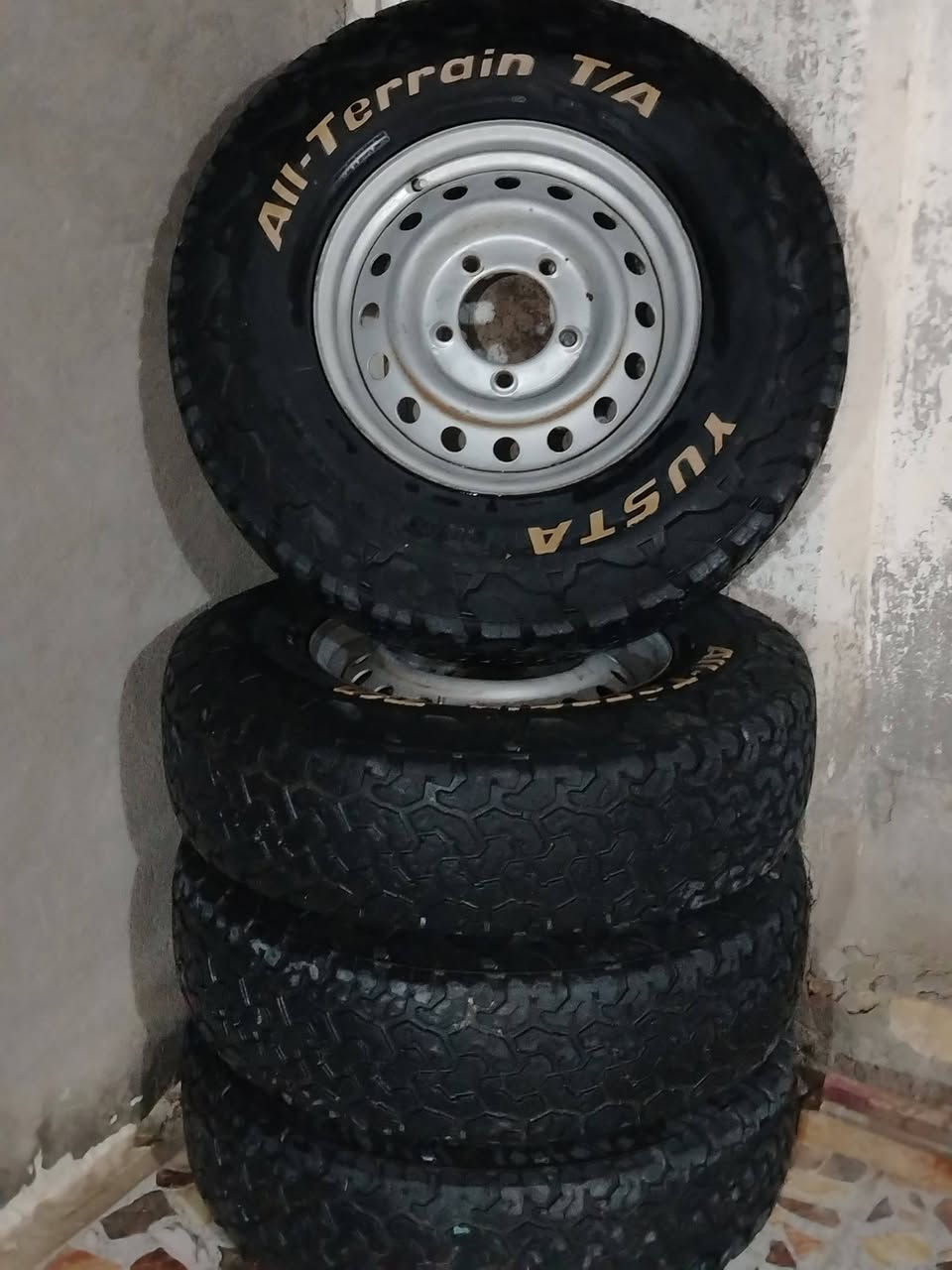 سلام عليكم /تيرات الاندكروز /حجم /16/عل/235/85 تيارات نص عمر بسعر مناسب /رقم الهاتف /***********
