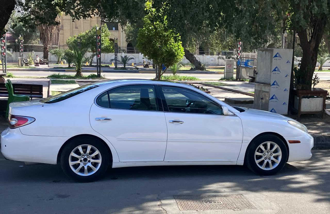 لكزس es300 
موديل 2003 رقم بغداد دولي باسمي مصبوغه عام 
مواصفات :فتحه سقف 
برده خلفيه 
شاشه 
تخم تاير
مكان السياره بغداد الاعظميه
***********
