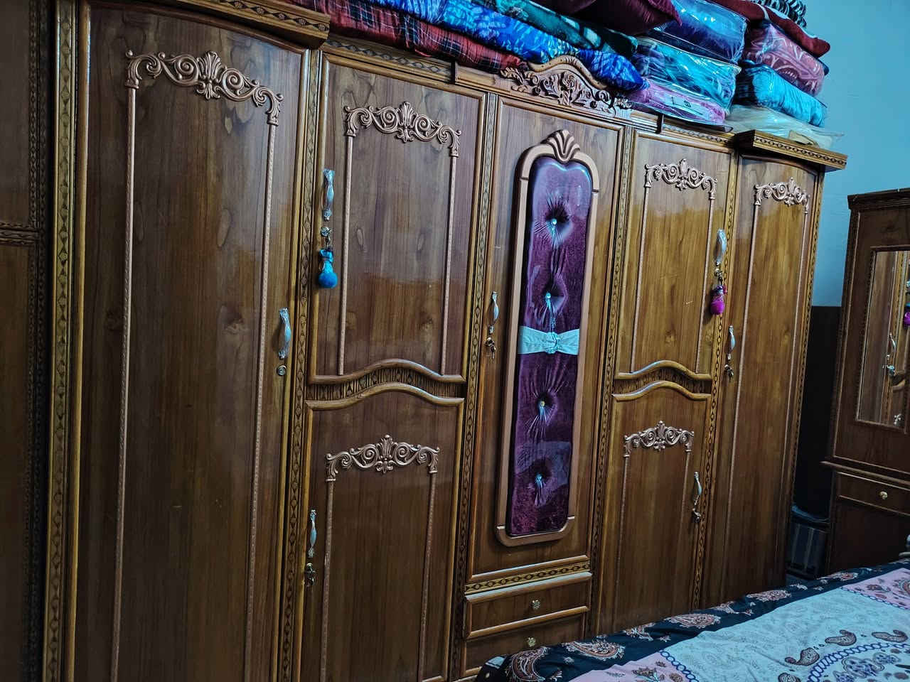 سلام عليكم عندي غرفه للبيع السعر 800 وبيها مجال رقم الهاتف *********** واتساب
