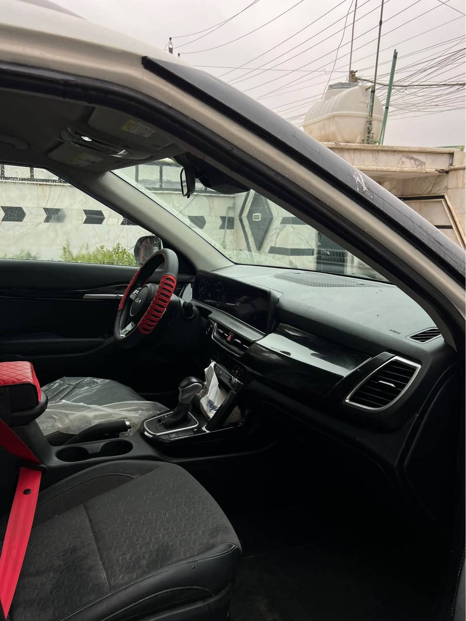 كيا سلتوز موديل 2024 
مرقم بغداد حجم المحرك 2000 دوش 
فول مواصفات عدا الفتحه حادث كما موضح بصور طخطخات بصفحة السايق تبديل باب نفس اللون اصلي وفوك الجامه طخه مصلحه ع كدها
ايرباك فقط برده 
ماشية 25.000KM سياره جديده مابيها نقص
السعر 158$ بيها مجال 
مكاني بغداد جديده الامين *********** بغداد, العراق
