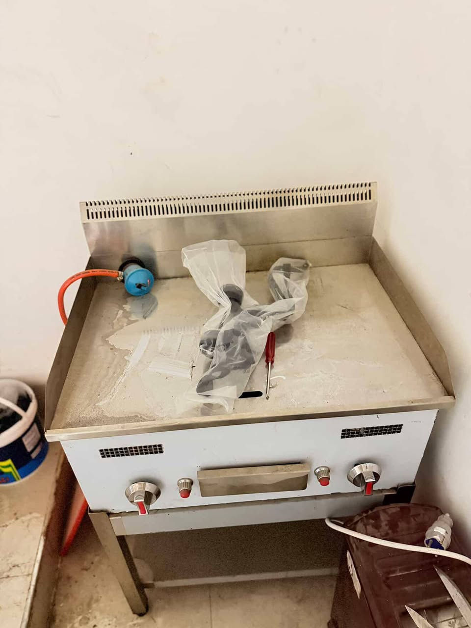 سلام عليكم للبيع غراض  ثلاجه عارضه جديده لوك سعرها 400وبيها مجال وكرل بركر اصلي تركي 350وبي مجال وجهاز قهوه اسبرسو 250 بي مجال ***********
