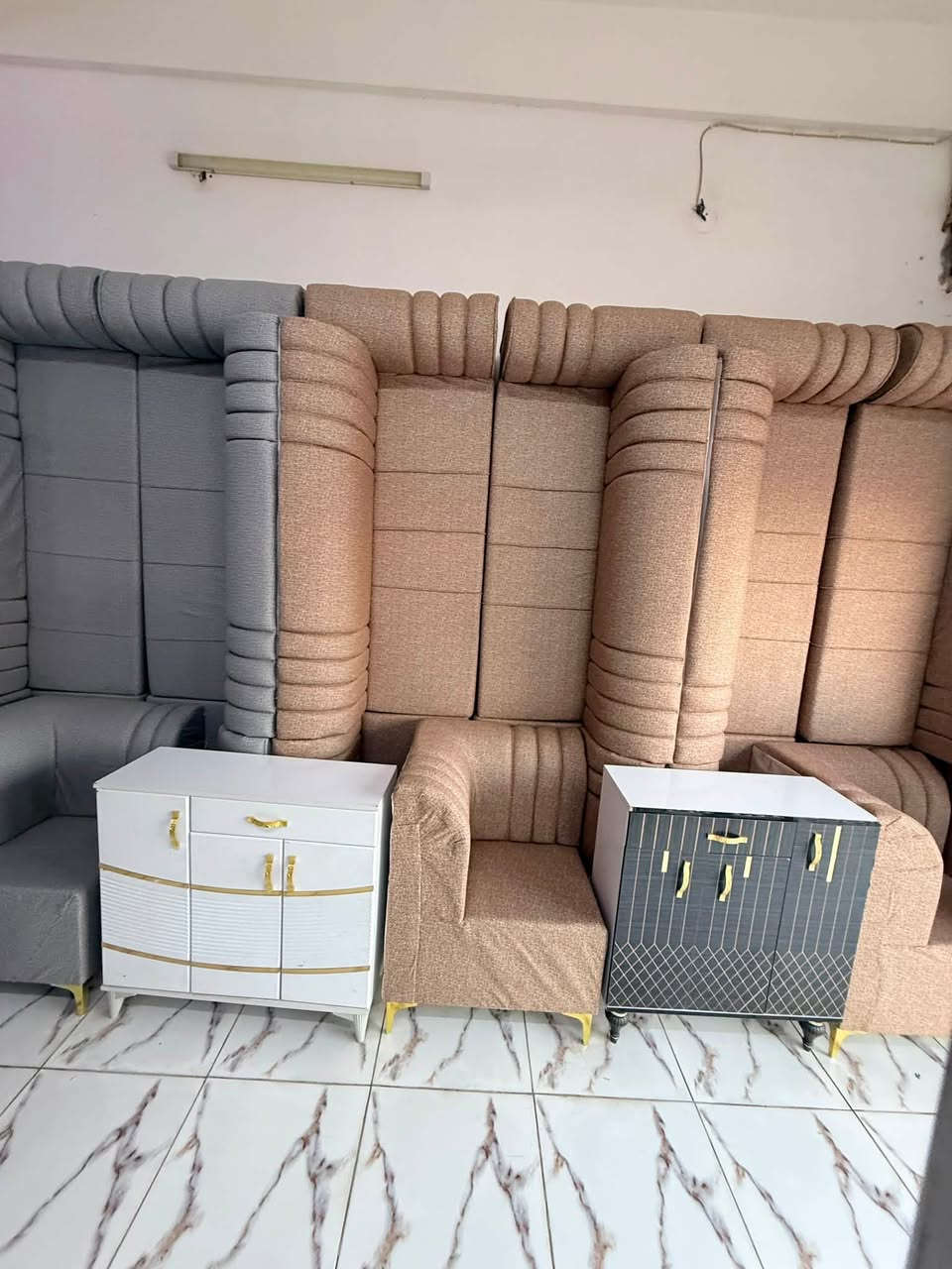 مجمع محسن الشمري 
بكافة انواع اثاث 
متوفر جميع اثاث مواد المنزلية الجديد فقط 
كاونترات/ ديواوين/ كرسي دوار / ميز طعام خشب + جام 
لوكر مكتبة/ 
ملاحظة متوفر سبالت باله 2 طن / الى 3 طن 
كله شغال تشغيل + تبريد اسعار مناسب جداا 
العنوان الديوانية قضاء عفك قرب الجسر حمام مقابل سيد حسن 
***********
