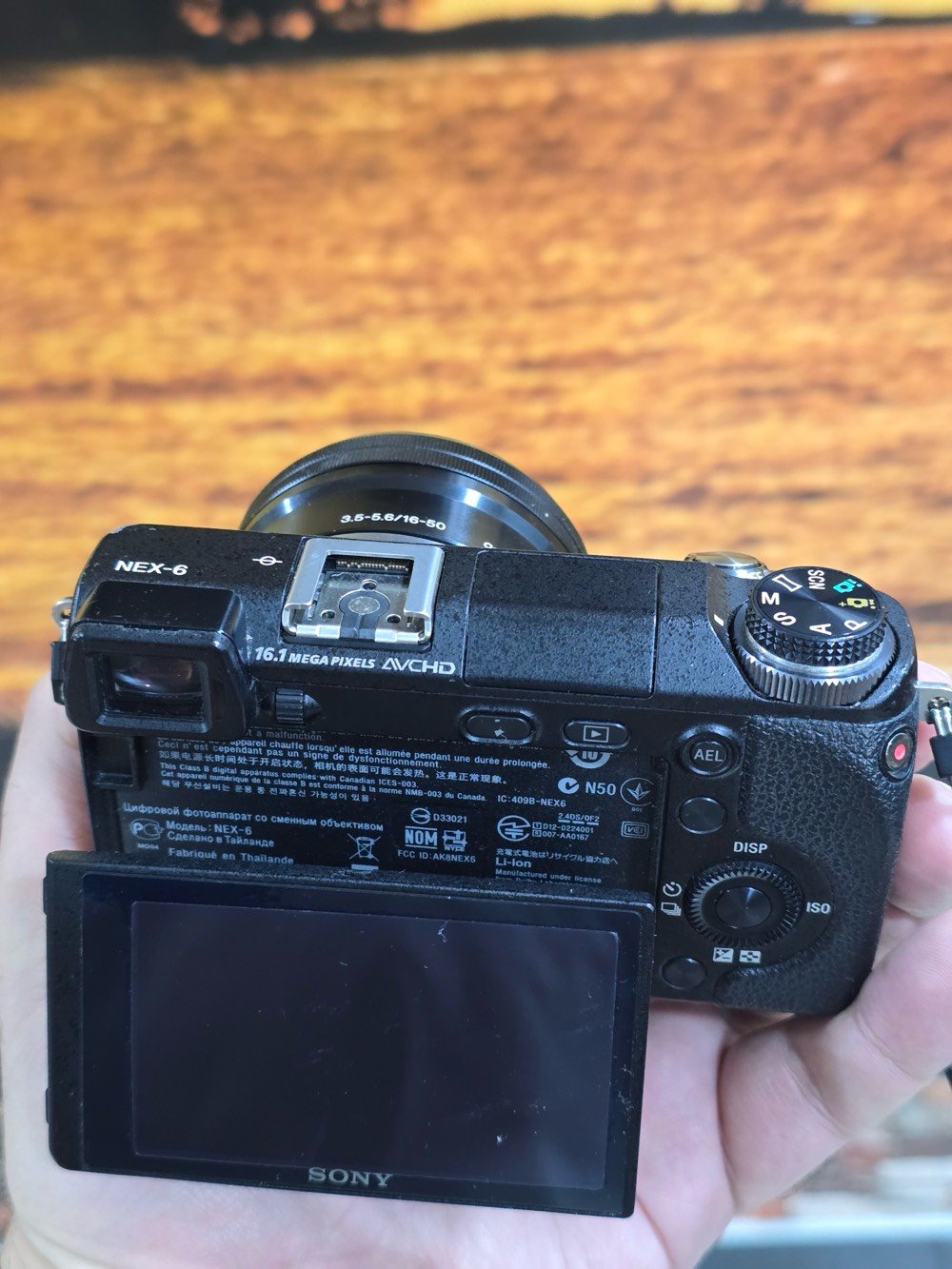 كاميرا Sony nex 6
صورة وفيديو Full HD معروفة بدقتها 
للبيع نظيفه جدا مع عدسة 16-50 وتكدر تغيرها حسب رغبتك
مع بطاريات عدد 4 وشاحنة عدد 2 يعني تصوير ووقت مفتوح
حقيبة صغيرة .

ملاحظة فقط لمبة الفلاش عاطلة رجاءا الإنتباه على هذه المسألة .. 
الكاميرا غير داخله لاي تصليح