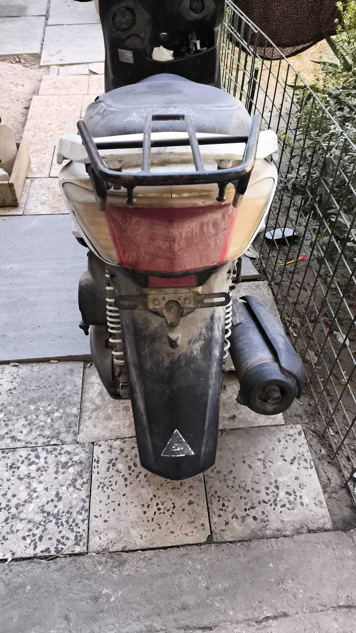 السلام عليكم سكنس ١٤٠
مجفت جديد بيدي مشتغلت وياي  وعفتهة الدراجة نضيفة بس متروكة 
ابيع كوم حديد بالعافية على الياخذهة
سعرهة ٣٧٥
***********
