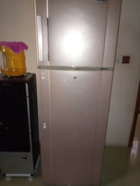 ثلاجة • أجهزة منزلية