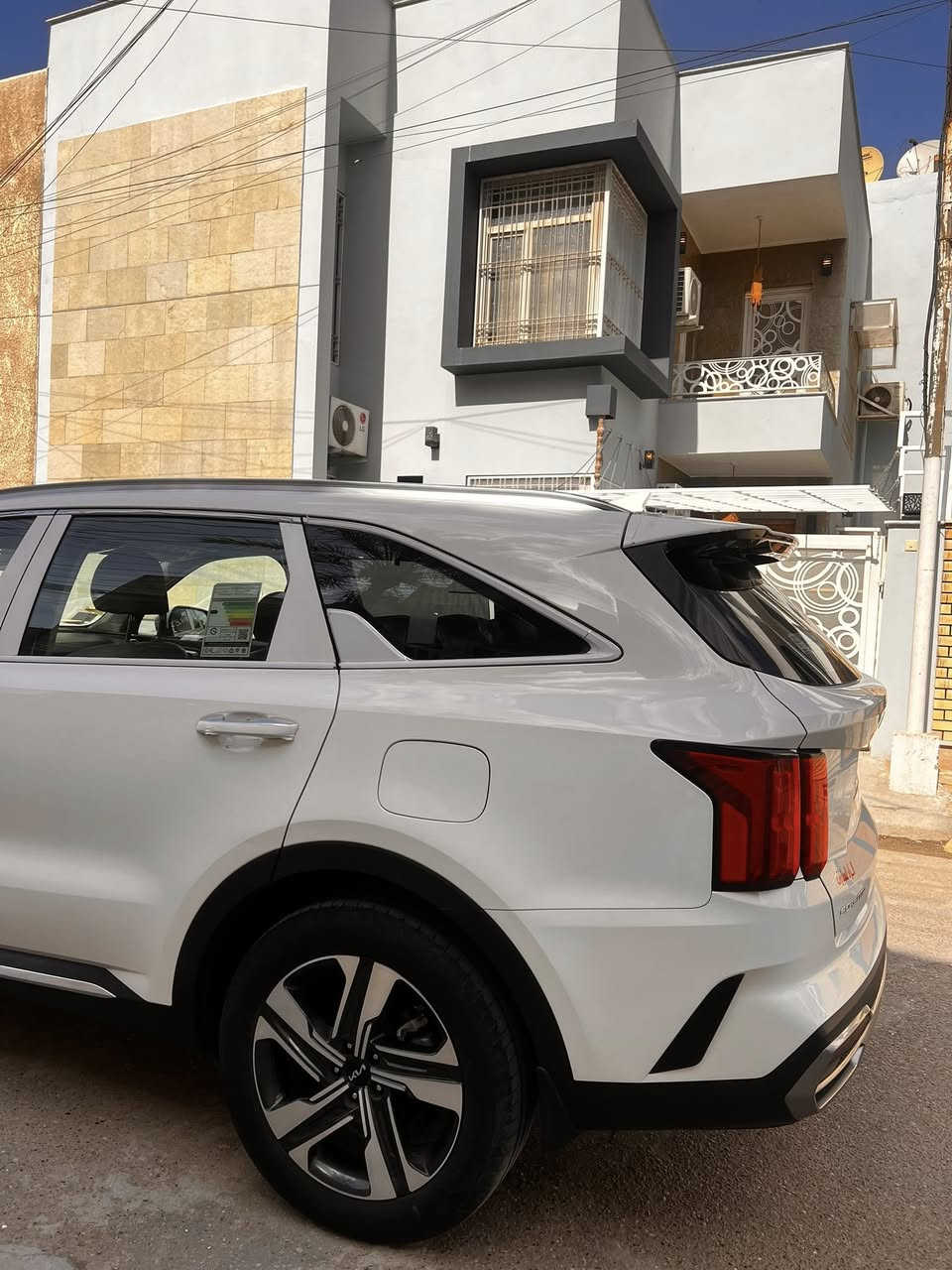 السلام عليكم
كيا سورنتو 2023 خليجي 4x تجي اعلى 
مواصفات بالسورنتو 
فور ويل / بانورامة / بصمة تشغيل / تشغيل عن بعد / خمس كامرات / جنطة كهرباء
كراسي تدفئة تبريد / كشنات جلد / انظمة قيادة / كير ماوس / اشاير ترحيب / ثلاث قطع تبريد / بردات / مانع انزلاق/
وبعد بيها هواي مواصفات 
ماشية 27 الف مكفولة كفالة عامة
مكاني بغداد / الكرخ 
السعر 298 
السيارة بأسمي
رقم الهاتف ***********
