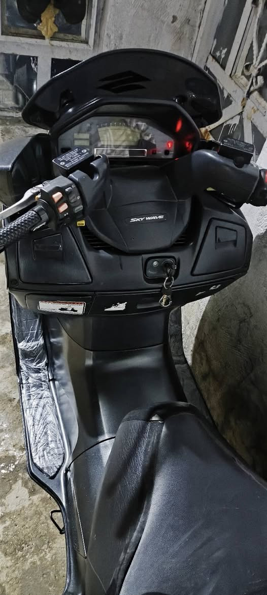 سلام عليكم
سكاي ويف ٦٥٠ 

دراجة بلادي مال رمبة

كهرباء كلها شغالة

محرك طياره 

بوار مود شغال

كير اوتو +تيبيترونك

مكفولة 

نظام ضؤء اوروبي

ويل نضيف جدا

تيرات نضيفات

متواجد على الرقم

سعر 16

مكاني كربلاء 
***********
